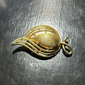 Vintage Gold Flower Bud  Shaped Brooch